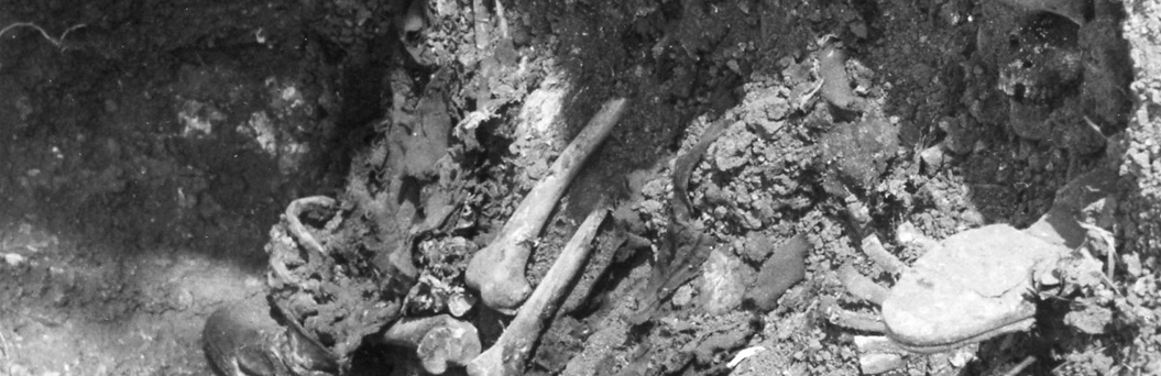 Sterbliche Überreste und Teile von Kleidungsstücken von KZ-Häftlingen, die am 12. April 1945 bei Großlöbichau vom Jenaer Volkssturm ermordet wurden (aufgenommen 1947). © BStU Kopie