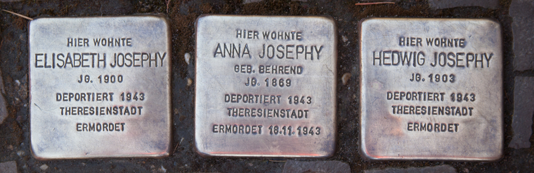 Drei Stolpersteine zur Erinnerung an die Familie Josephy, Ebertstraße 4, gesetzt am 07.05.2008. © Stadtarchiv Jena